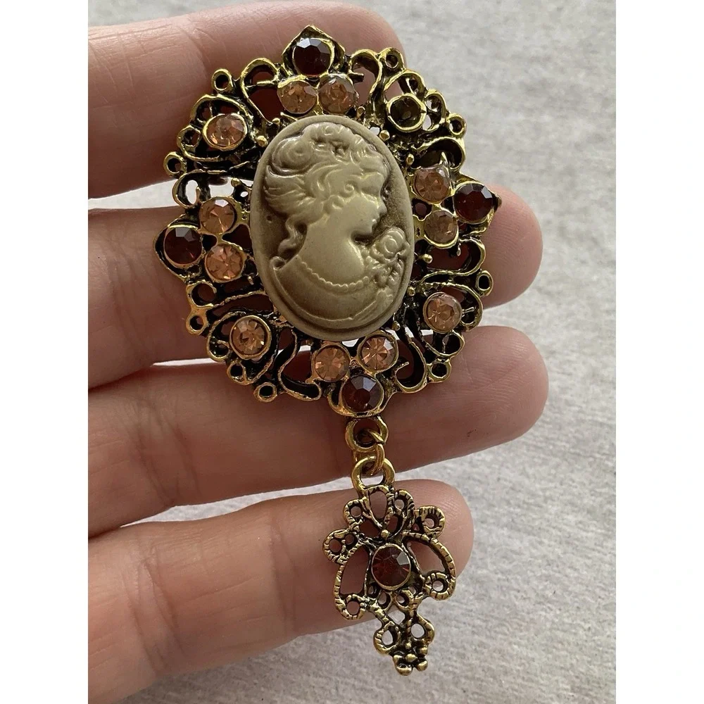 antique-style gold-tone cameo brooch Dangling Filigree Charm Vintage Estate Jewe